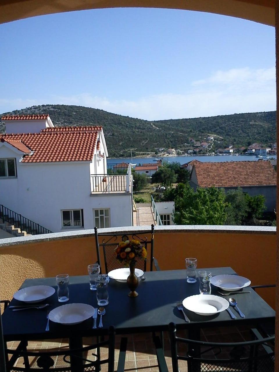 Apartments Antonija - Fitness Vinišće Exterior foto